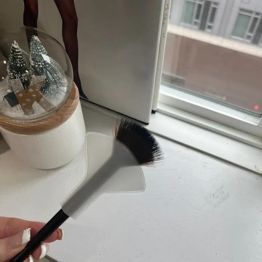NEW Laura Mercier Fan Powder Brush